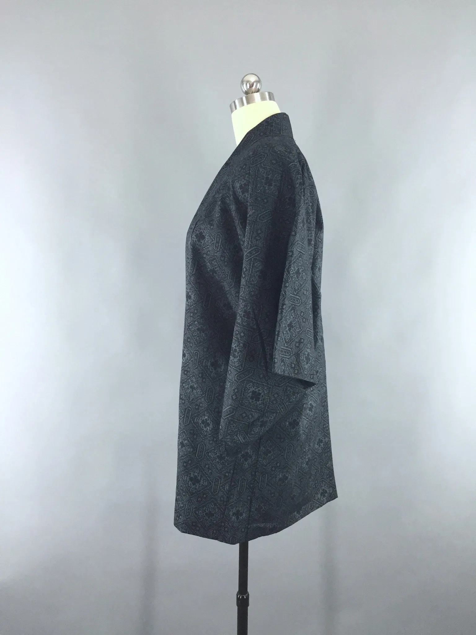 1960s Vintage Silk Haori Kimono Cardigan Jacket with Black and Grey Ikat Print